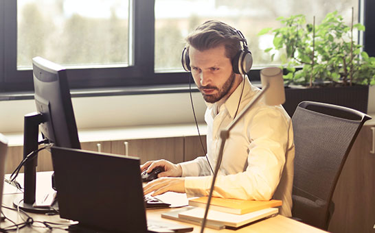 Man arbetar vid dator på kontor